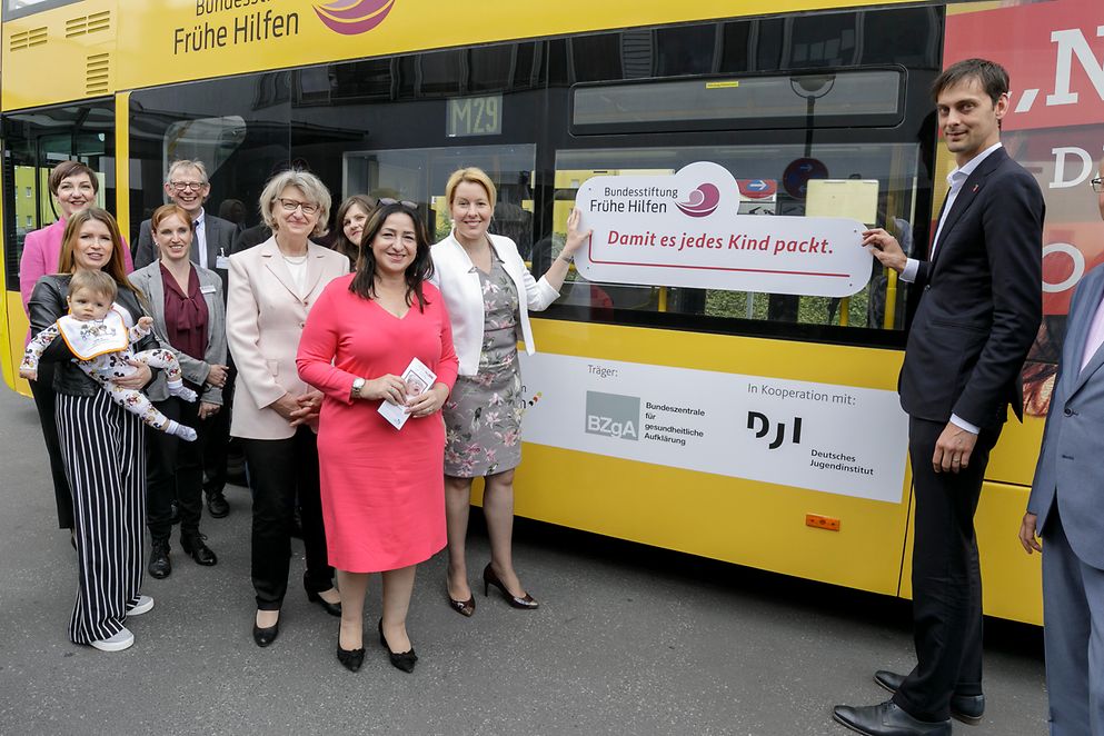 Das Bild zeigt Franziska Giffey vor dem neuen Kampagnen-Bus