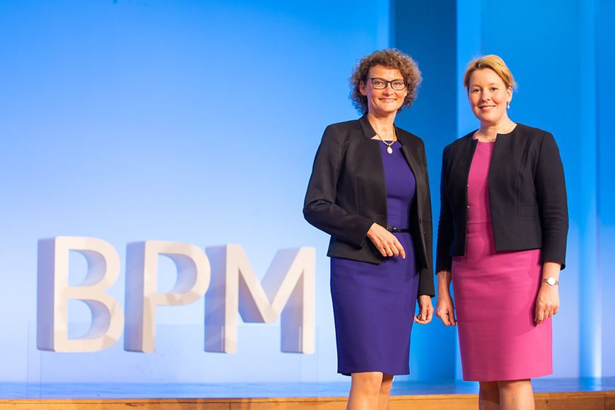Die Ministerin auf einer Bühne an einem Rednerpult
