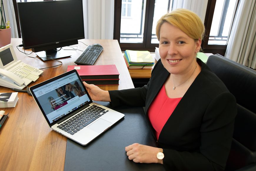 Das Bild zeigt Franziska Giffey vor einem Laptop am Schreibtisch