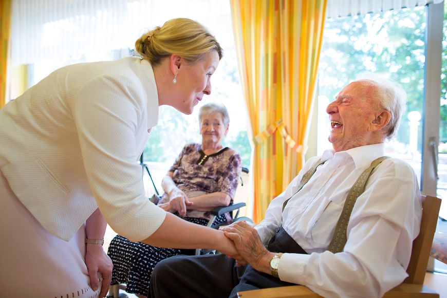 Das Bild zeigt Franziska Giffey, die einem älteren Herrn die Hand gibt.