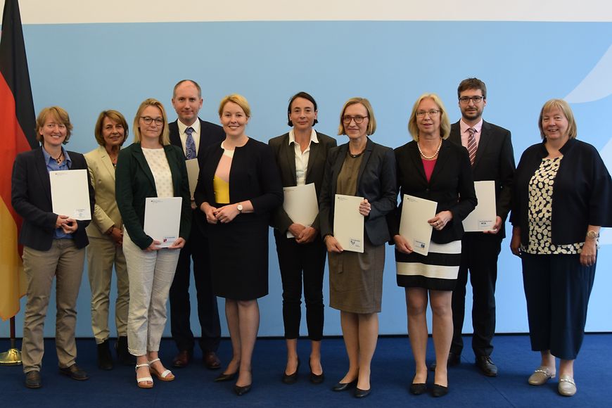 Die Sachverständigenkommission mit der Bundesminisetrin Giffey für ein Gruppenfoto aufgestellt