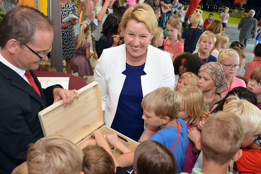 Das Bild zeigt Franziska Giffey mit einer Gruppe von Kindern