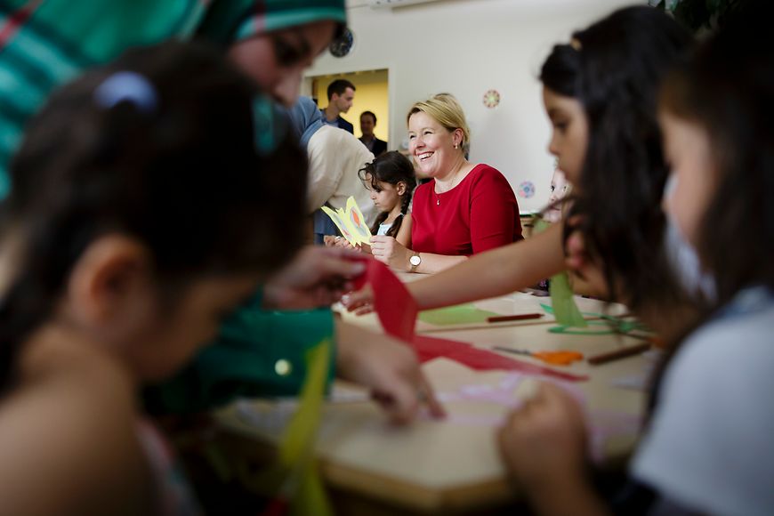 Das Bild zeigt Franziska Giffey und bastelnde Kinder