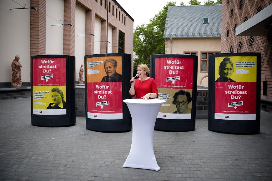 Dass Bild zeigt Franziska Giffey vor Kampagnenmotiven