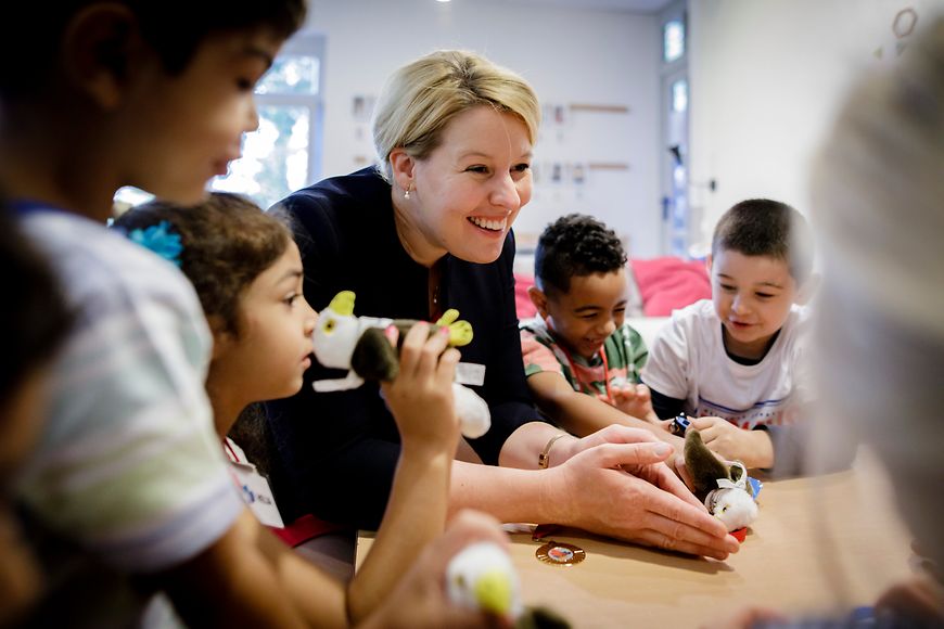 Das Bild zeigt Franziska Giffey mit Kita-Kindern