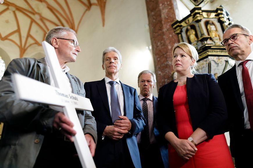 Das Bild zeigt Franziska Giffey mit Vertretern der lokalen Partnerschaft für Demokratie