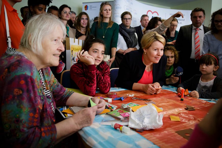 Das Bild zeigt Franziska Giffey mit Besuchern des Mehrgenerationenhauses