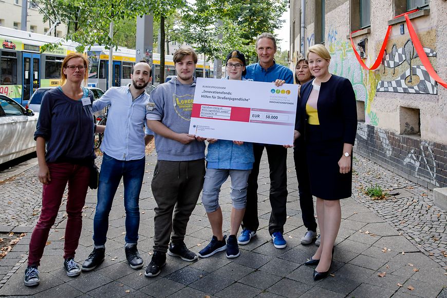 Das Bild zeigt Franziska Giffey mit Jugendlichen