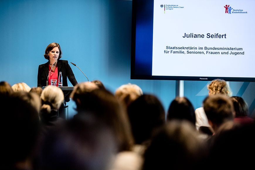 Das Bild zeigt Juliane Seifert an einem Rednerpult