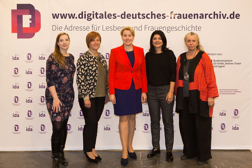 Das Bild zeigt fünf Frauen vor einer Aufstellwand: www.digitales-deutsches-frauenarchiv.de