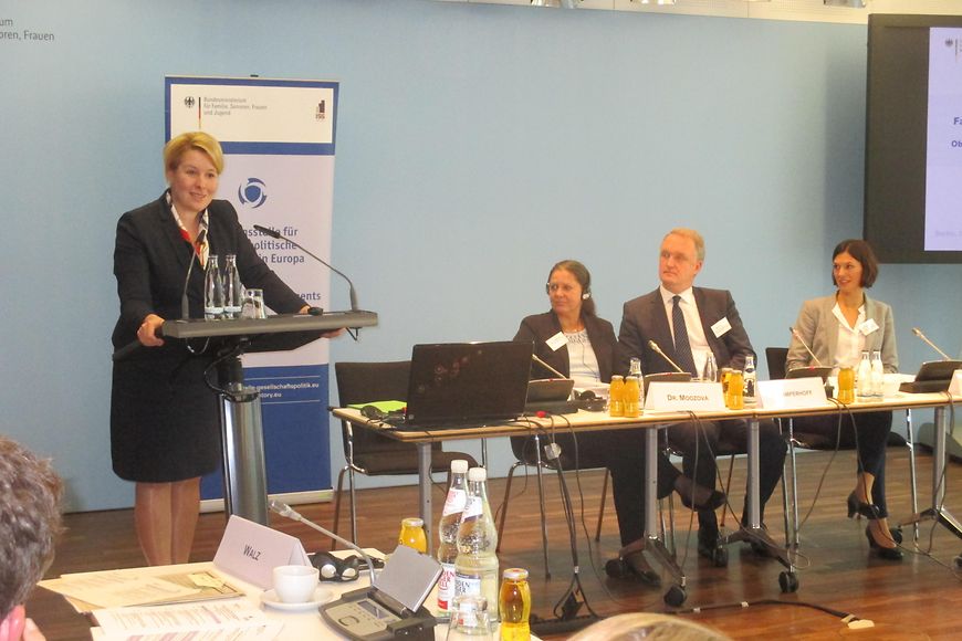 Das Bild zeigt Dr. Franziska Giffey hinter einem Rednerpult