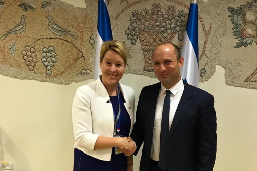 Das Bild zeigt, wie Dr. Franziska Giffey und Naftali Bennett sich die Hand reichen