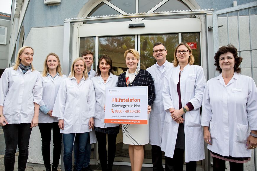 Das Bild zeigt Dr. Franziska Giffey mit Menschen in weißen Kitteln