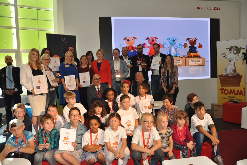 Das Bild zeigt eine Gruppe Erwachsener und Kinder
