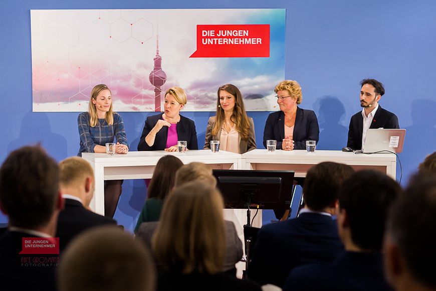Auf dem Bild ist Dr. Franziska Giffey mit Teilnehmerinnen und Teilnehmern einer Podiumsdiskussion