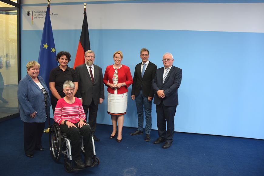 Das Bild zeigt Dr. Franziska Giffey mit Menschen vor einer offiziellen Fotowand