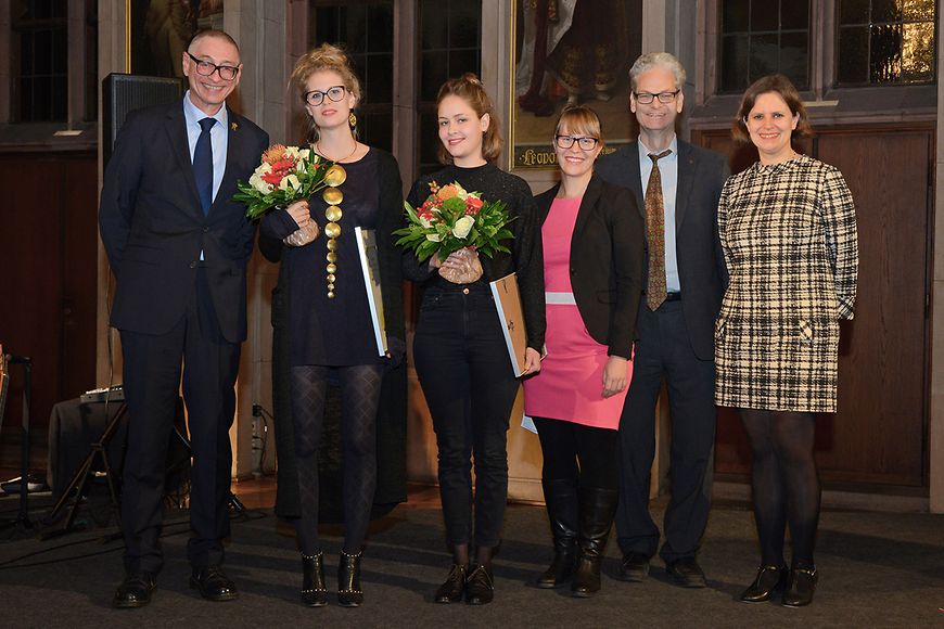 Das Bild zeigt Jury und Preisträgerinnen