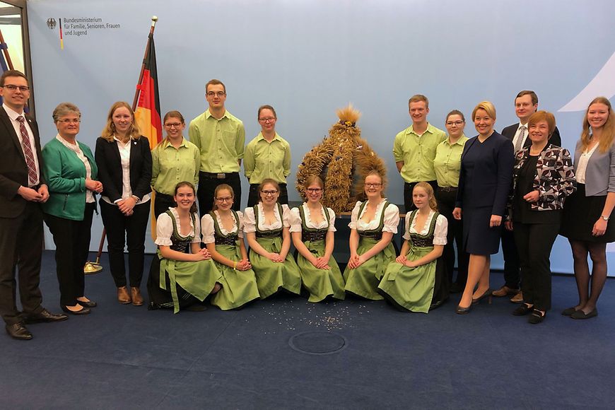 Das Bild zeigt Vertreterinnen und Vertretern des Bundes der Deutschen Landjugend und des Deutschen Landfrauenverbandes