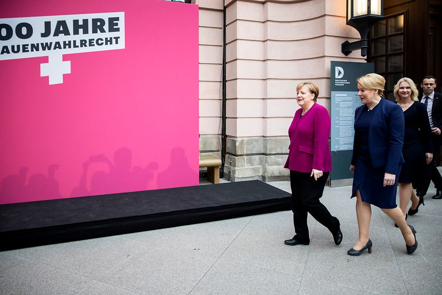 Das Bild zeigt Dr. Franziska Giffey und Dr. Angela Merkel