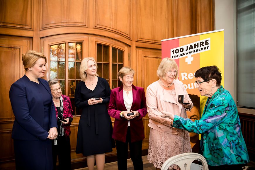 Das Bild zeigt die Übergabe der Gedenkmünze