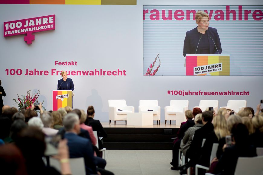 Dr. Franziska Giffey präsentiert die Gedenkmünze