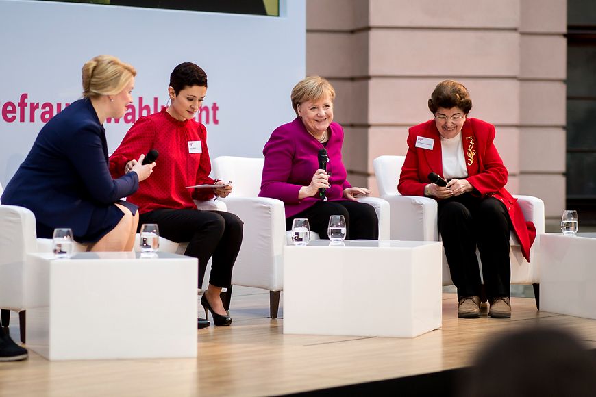 Das Bild zeigt Dr. Franziska Giffey im Gespräch