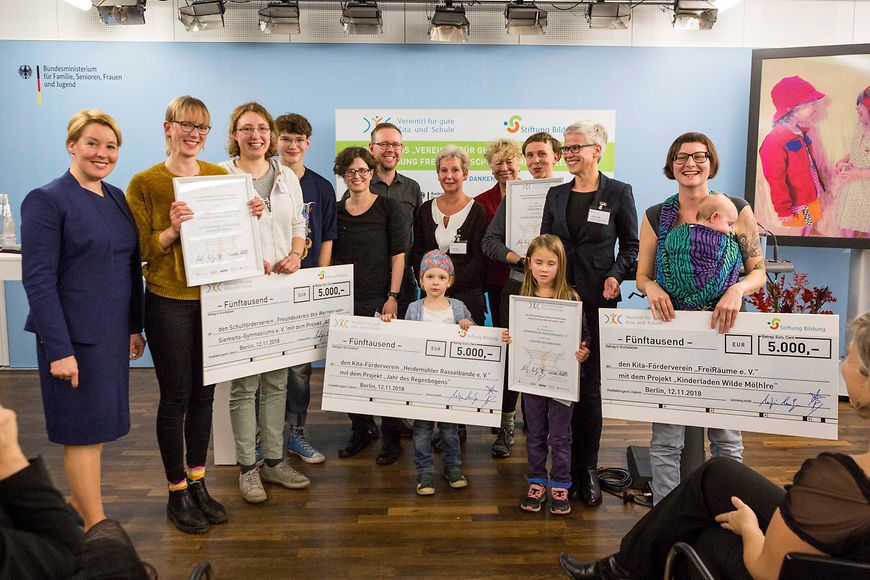 Das Bild zeigt Franziska Giffey mit den Preisträgerinnen und Preisträgern des Förderpreises "Verein(t) für gute Kita und Schule"