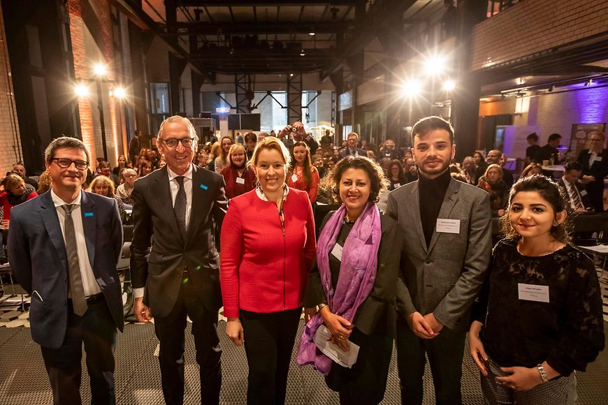 Das Bild zeigt Dr. Franziska Giffey mit Menschen auf einer Bühne