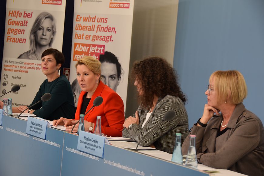 Dr. Franziska Giffey und weitere Teilnehmerinnen einer Pressekonferenz