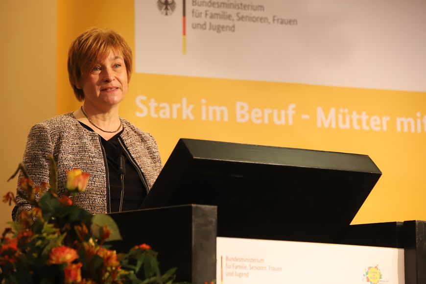 Caren Marks während einer Rede vor einem Plakat mit der Aufschrift "Stark im Beruf"