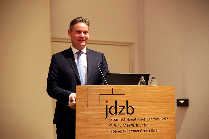 Das Bild zeigt Stefan Zierke hinter einem Rednerpult