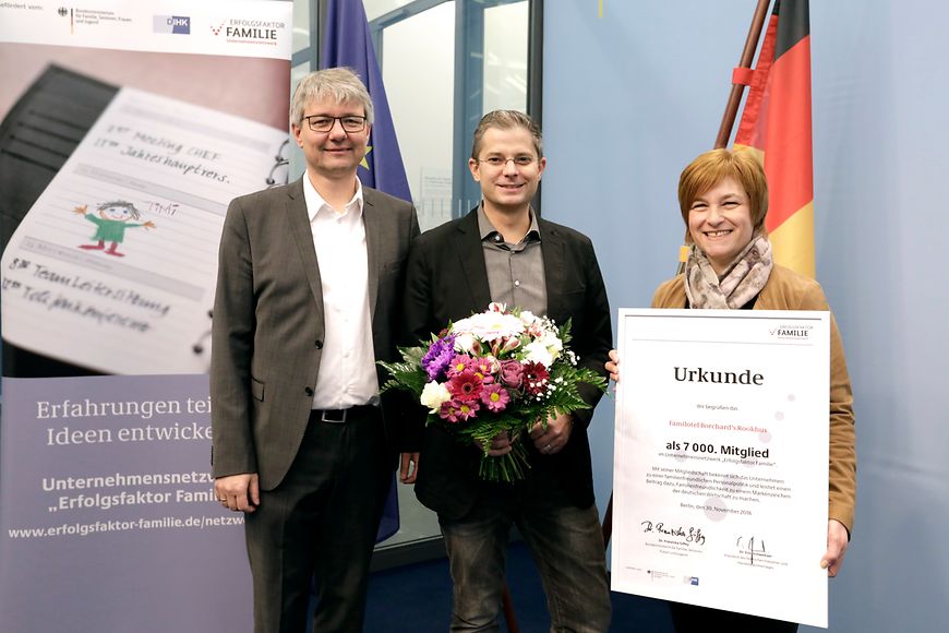 Das Bild zeigt Caren Marks bei der Übergabe einer Urkunde 