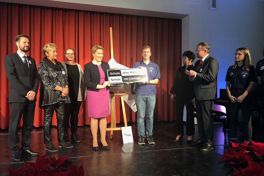 Das Bild zeigt Franziska Giffey mit Schülerinnen und Schülern sowie Projektbeteiligten