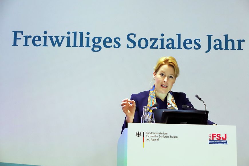 Das Bild zeigt Dr. Franziska Giffey hinter einem Rednerpult sprechend