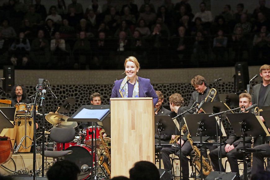 Das Bild zeigt Dr. Franziska Giffey in der Elbphilharmonie hinter einem Rednerpult.