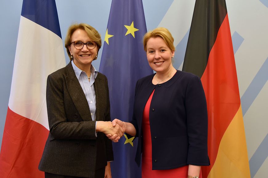 Das Bild zeigt Franziska Giffey und Anne-Marie Descôtes
