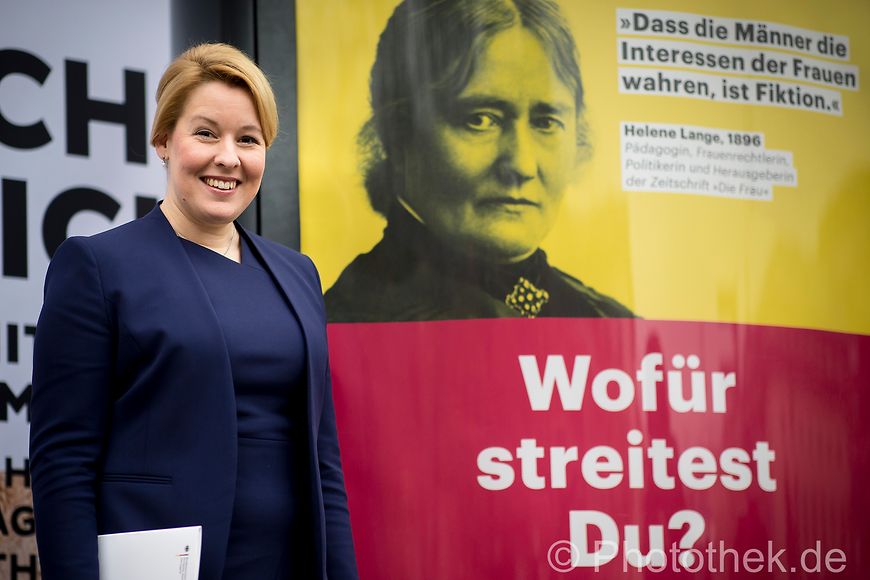 Das Bild zeigt Dr. Franziska Giffey vor einem Werbeplakat der Kampagne zu "100 Jahre frauenwahlrecht"