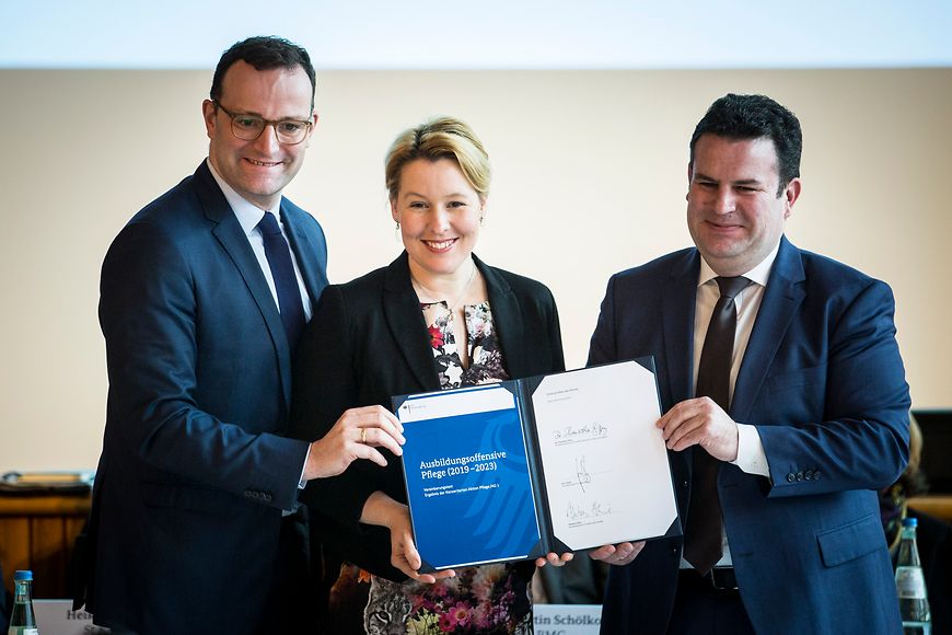 Das Bild zeigt Jens Spahn, Dr. Franziska Giffey und Hubertus Heil, die die Vereinbarung halten
