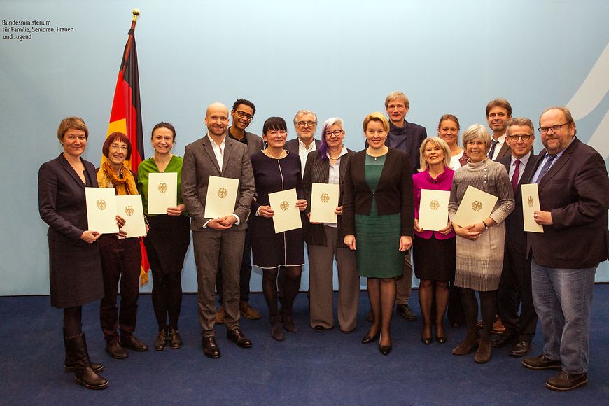 Das Bild zeigt Dr. Franziska Giffey mit den neuen Mitgliedern des Bundesjugendkuratoriums (BJK) für ein Foto posierend