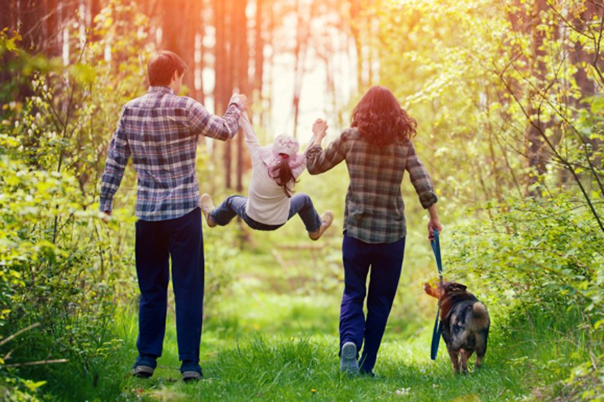 Familie mit Hund beim Spaziergang