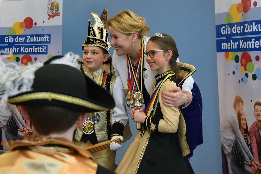 Das Bild zeigt Franziska Giffey mit einem Prinzenpaar