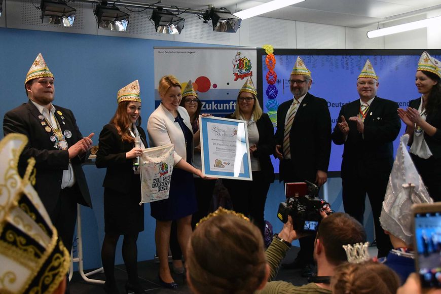 Das Bild zeigt Franziska Giffey, die eine Urkunde erhält