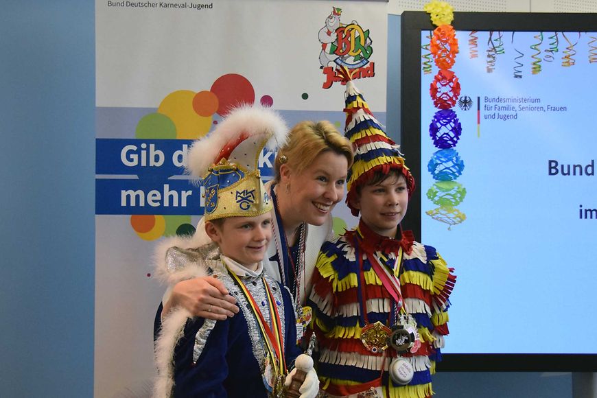Das Bild zeigt Franziska Giffey mit zwei Nachwuchsnarren