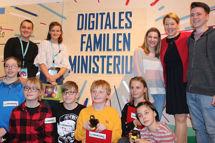 Das Bild zeigt Dr. Franziska Fiffey mit den Kinder- und Jugendreportern. Im Hintergrund steht "Digitales Familienministerium" 