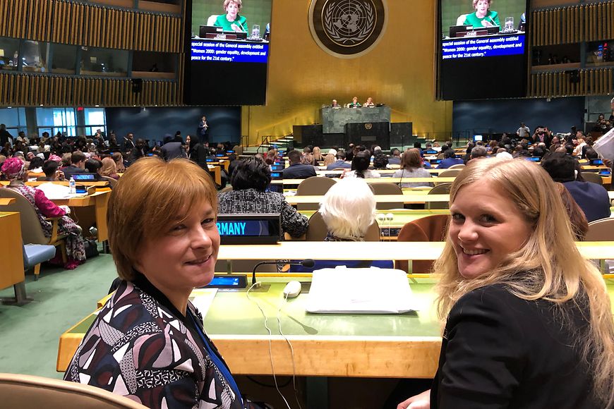 Das Foto zeigt Caren Marks und Josephine Ortleb bei den Vereinten Nationen in New York