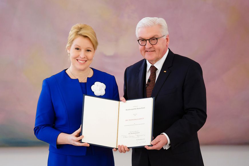 Das Bild zeigt Franziska Giffey, wie sie die Ernennungsurkunde von Bundespräsident Frank-Walter Steinmeier erhält