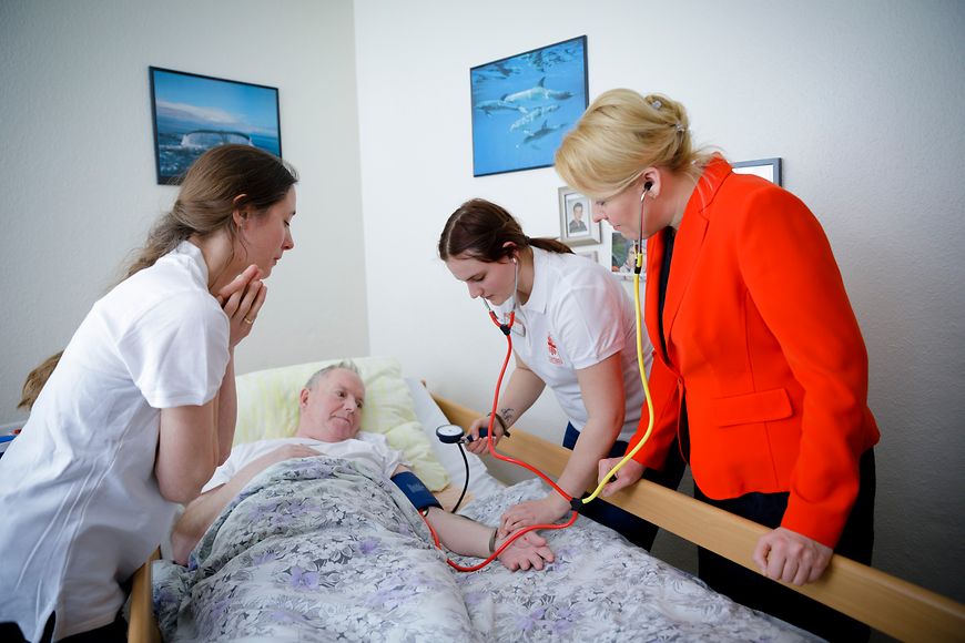 Das Bild zeigt Franziska Giffey in einer Krankenpflegestation