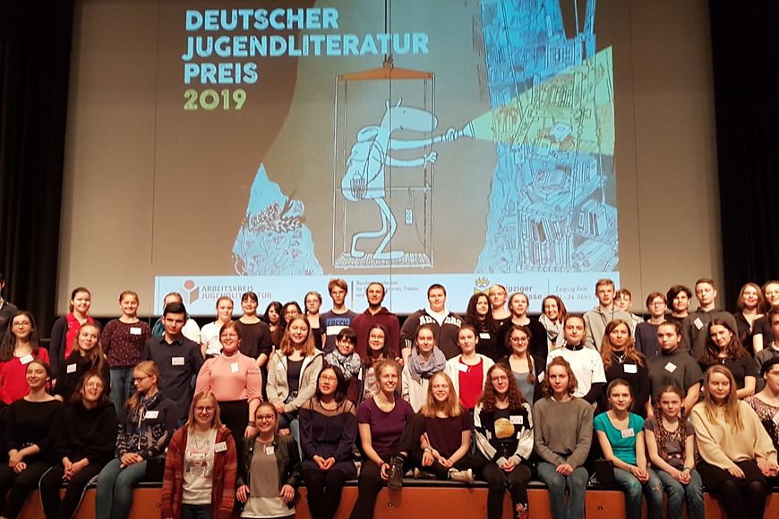 Das Bild zeigt die Jurys des Deutschen Jugendliteraturpreises 2019