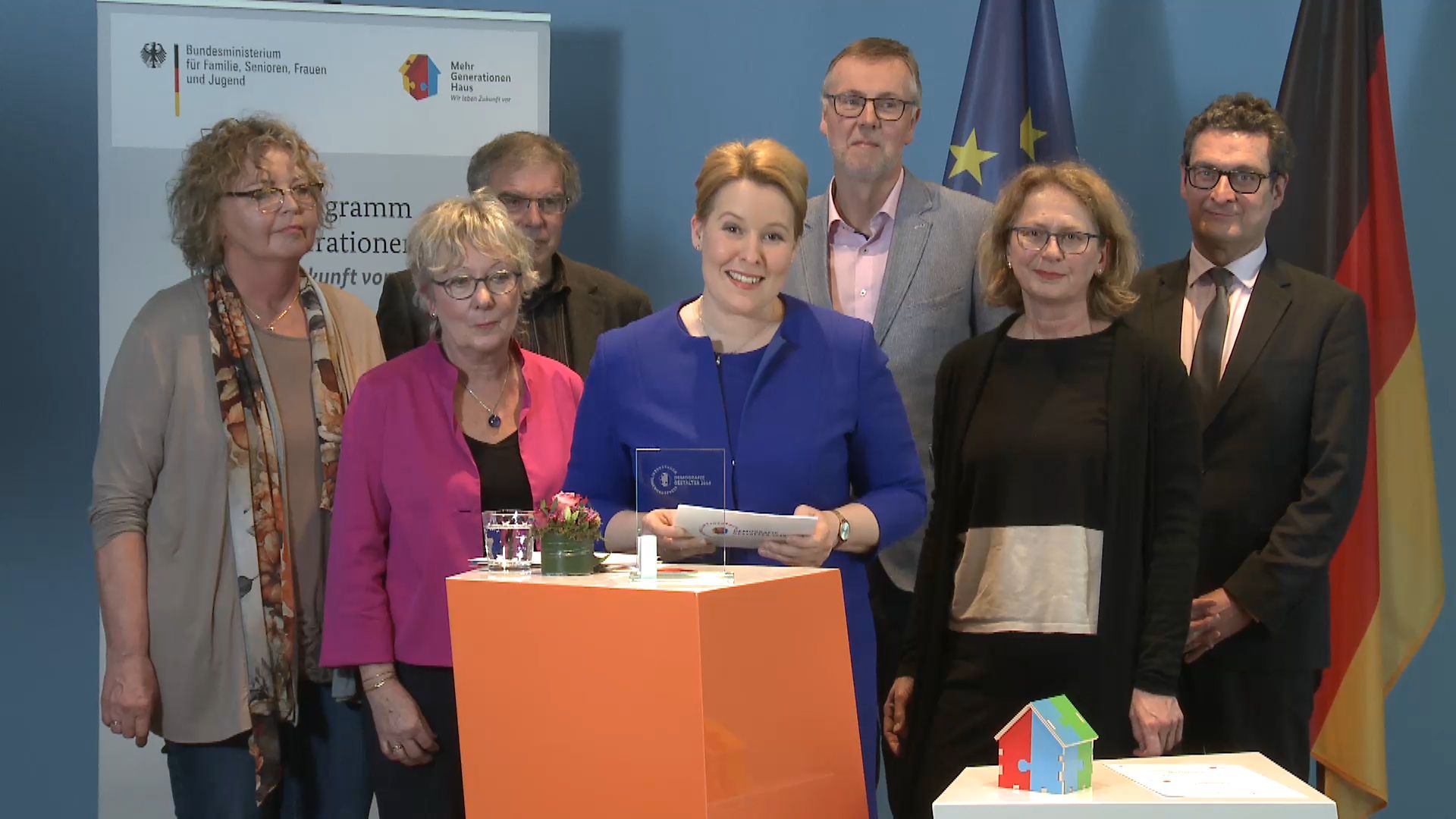 Das Bild zeigt Franziska Giffey und mehrere Jurymitglieder