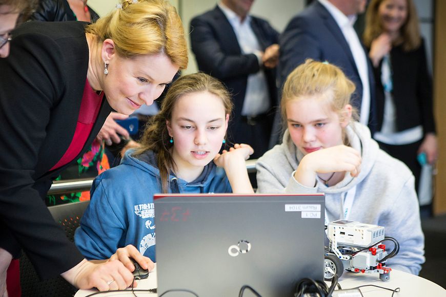 Das Bild zeigt Franziska Giffey und zwei Schülerinnen vor einem Laptop